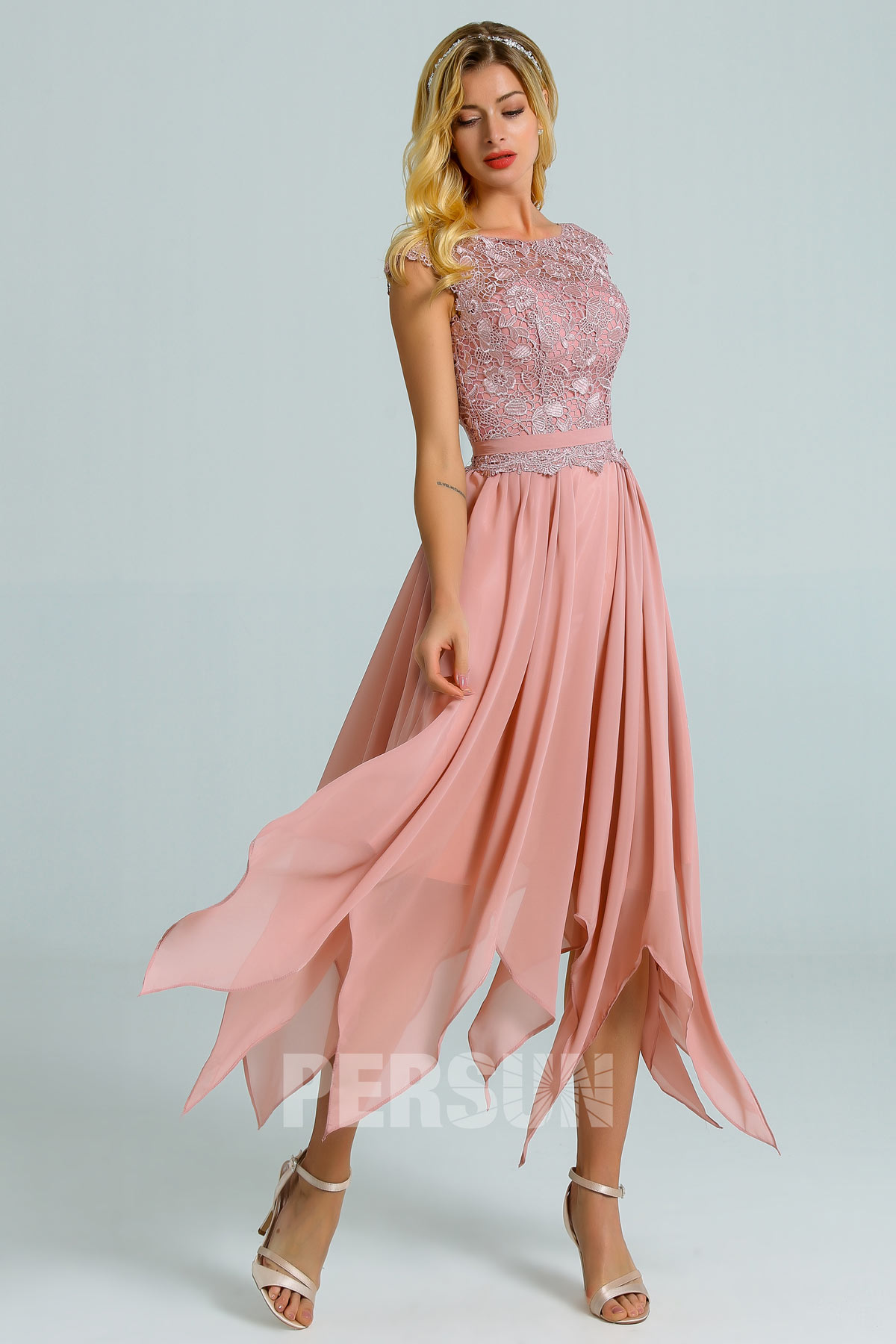 robe de cocktail midi rose chair haut en dentelle guipure mancheron jupe irrégulière